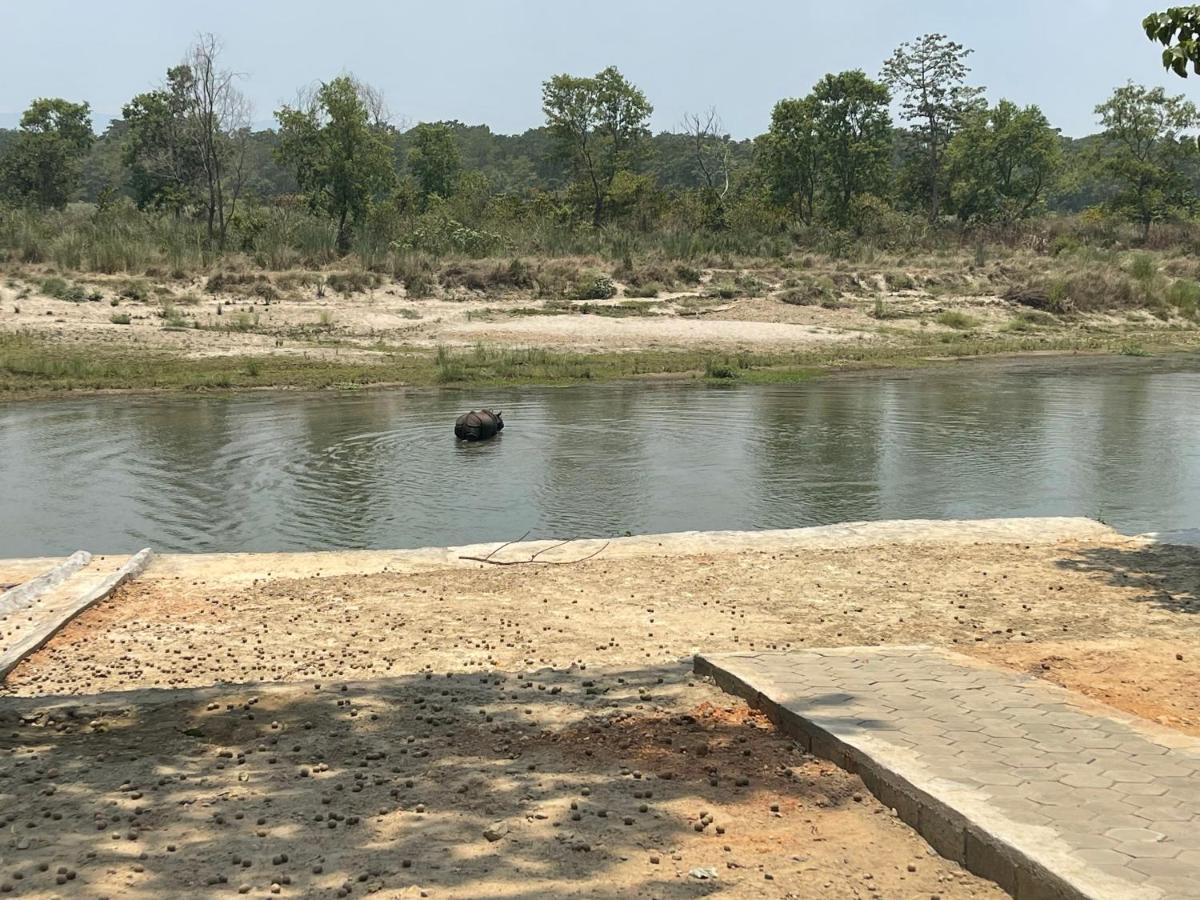 Chitwan Riverside Resort Саураха Экстерьер фото