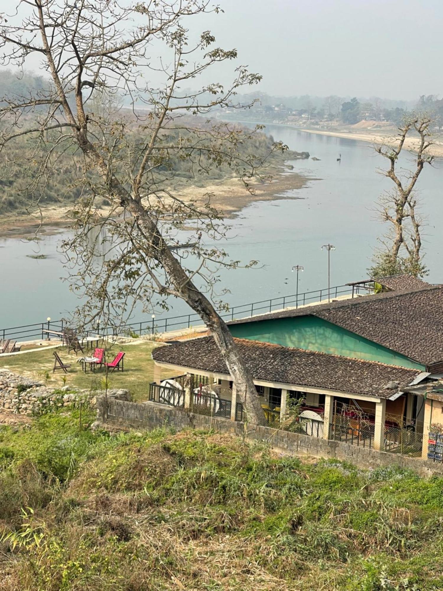 Chitwan Riverside Resort Саураха Экстерьер фото