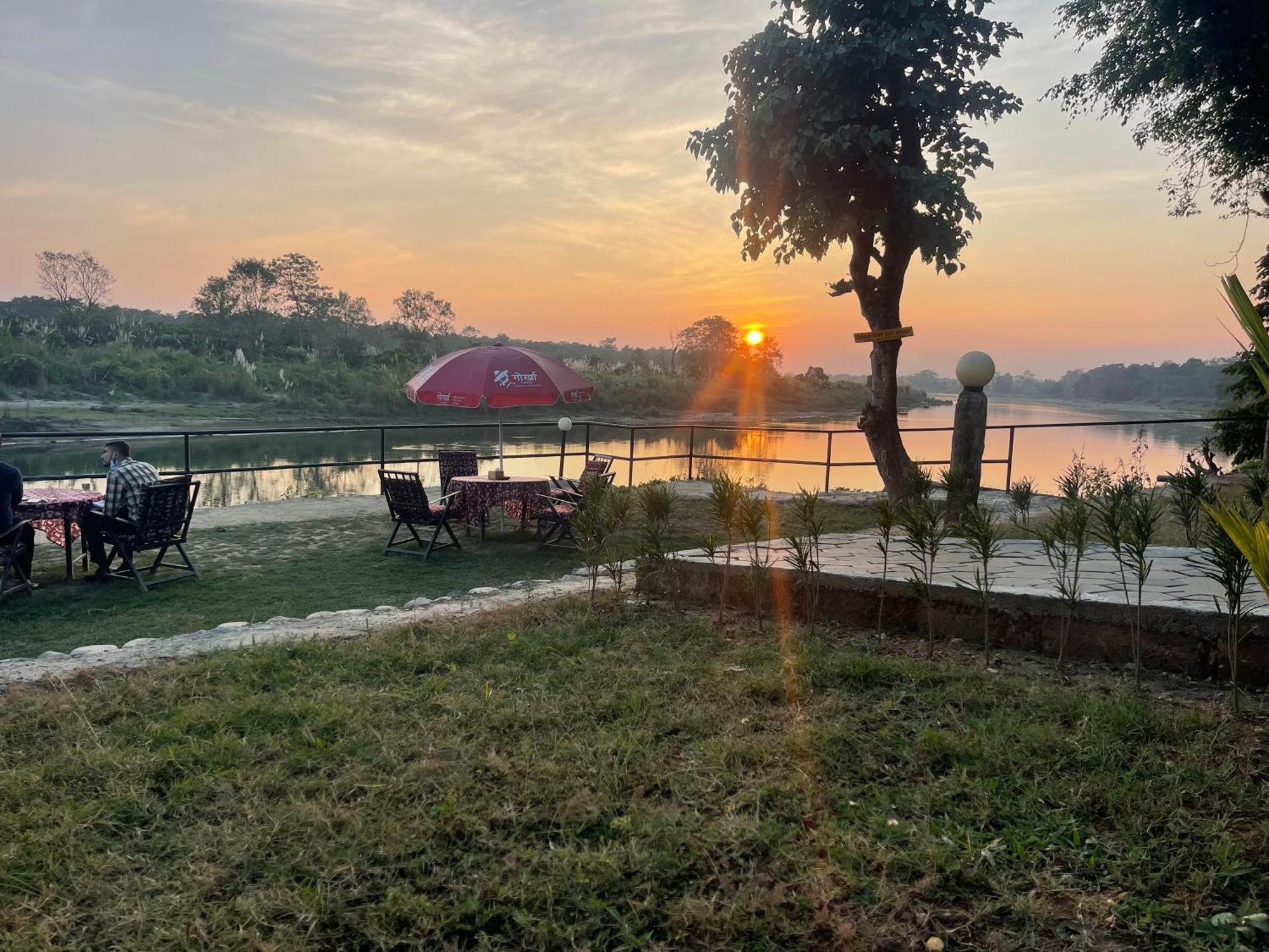 Chitwan Riverside Resort Саураха Экстерьер фото
