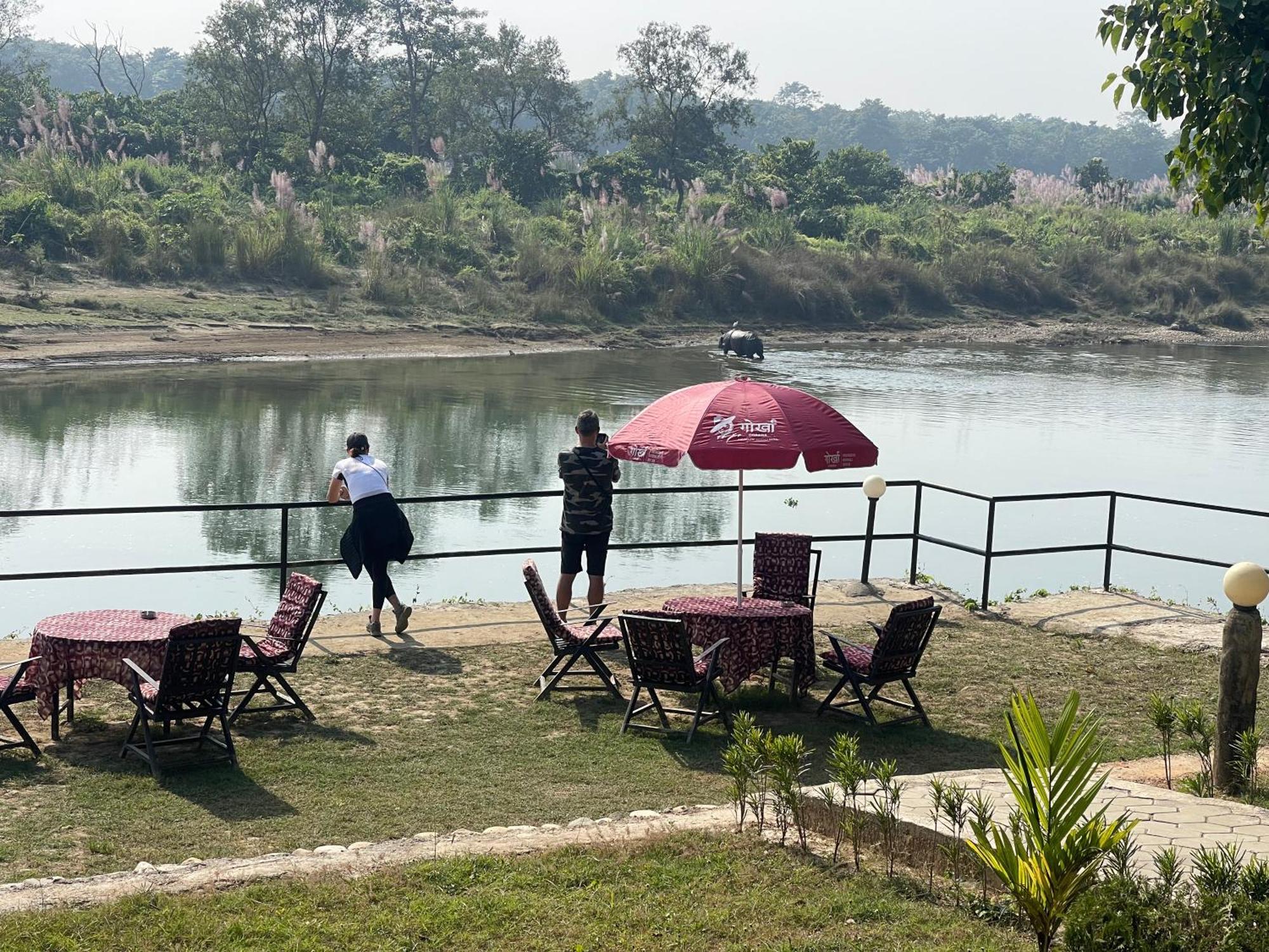 Chitwan Riverside Resort Саураха Экстерьер фото