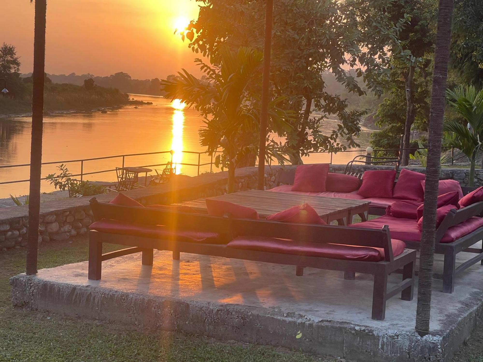 Chitwan Riverside Resort Саураха Экстерьер фото