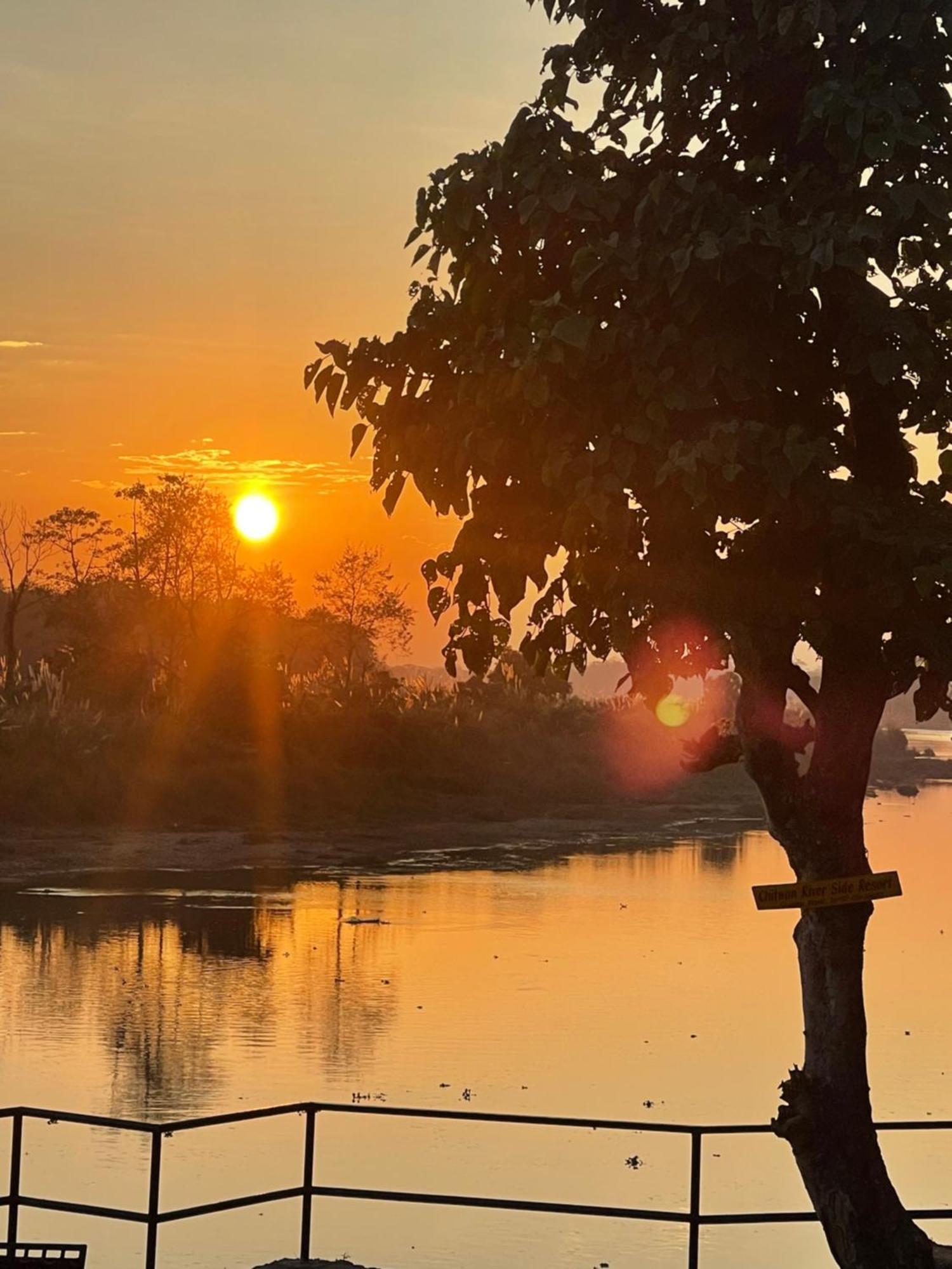 Chitwan Riverside Resort Саураха Экстерьер фото