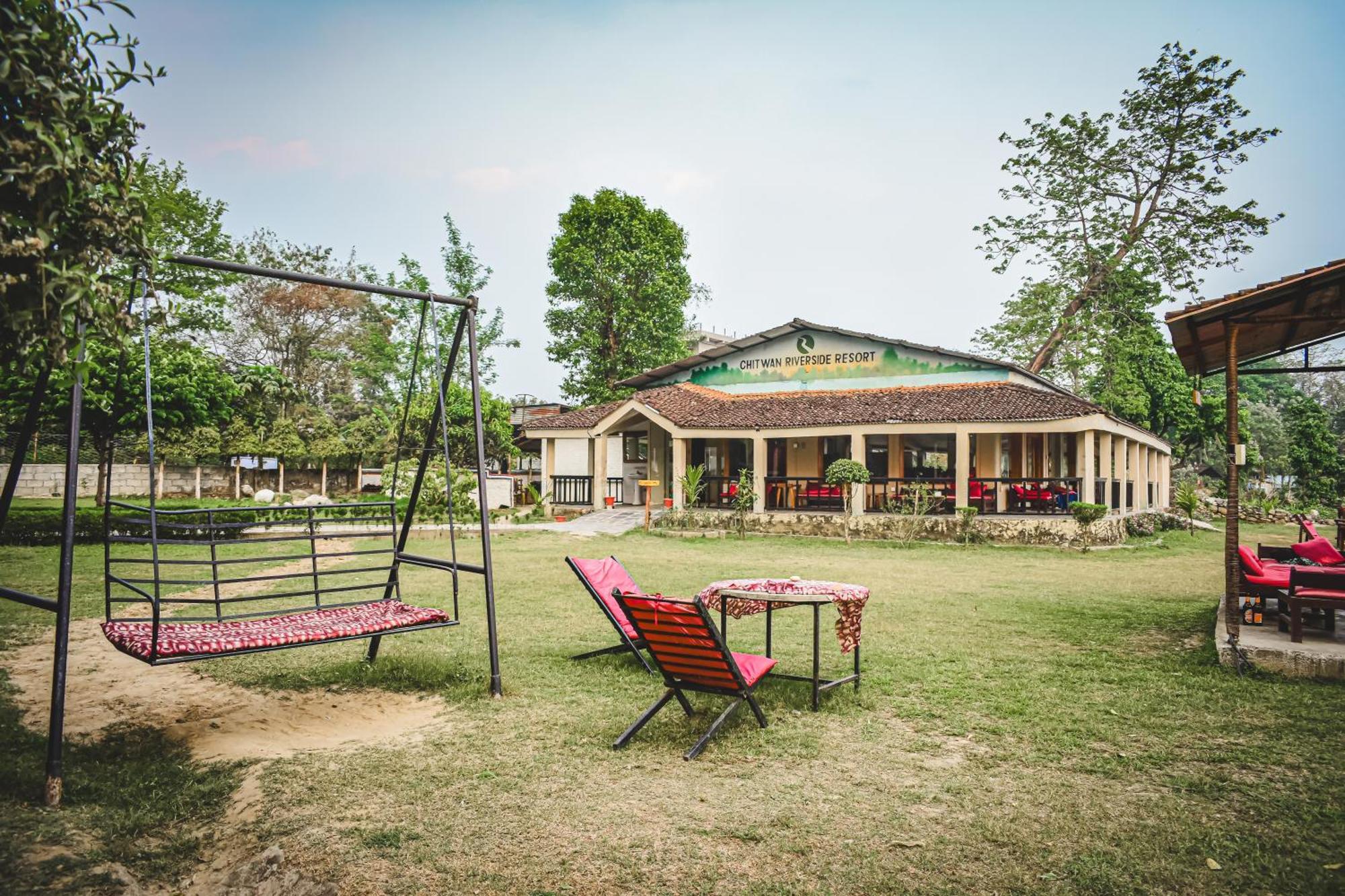Chitwan Riverside Resort Саураха Экстерьер фото
