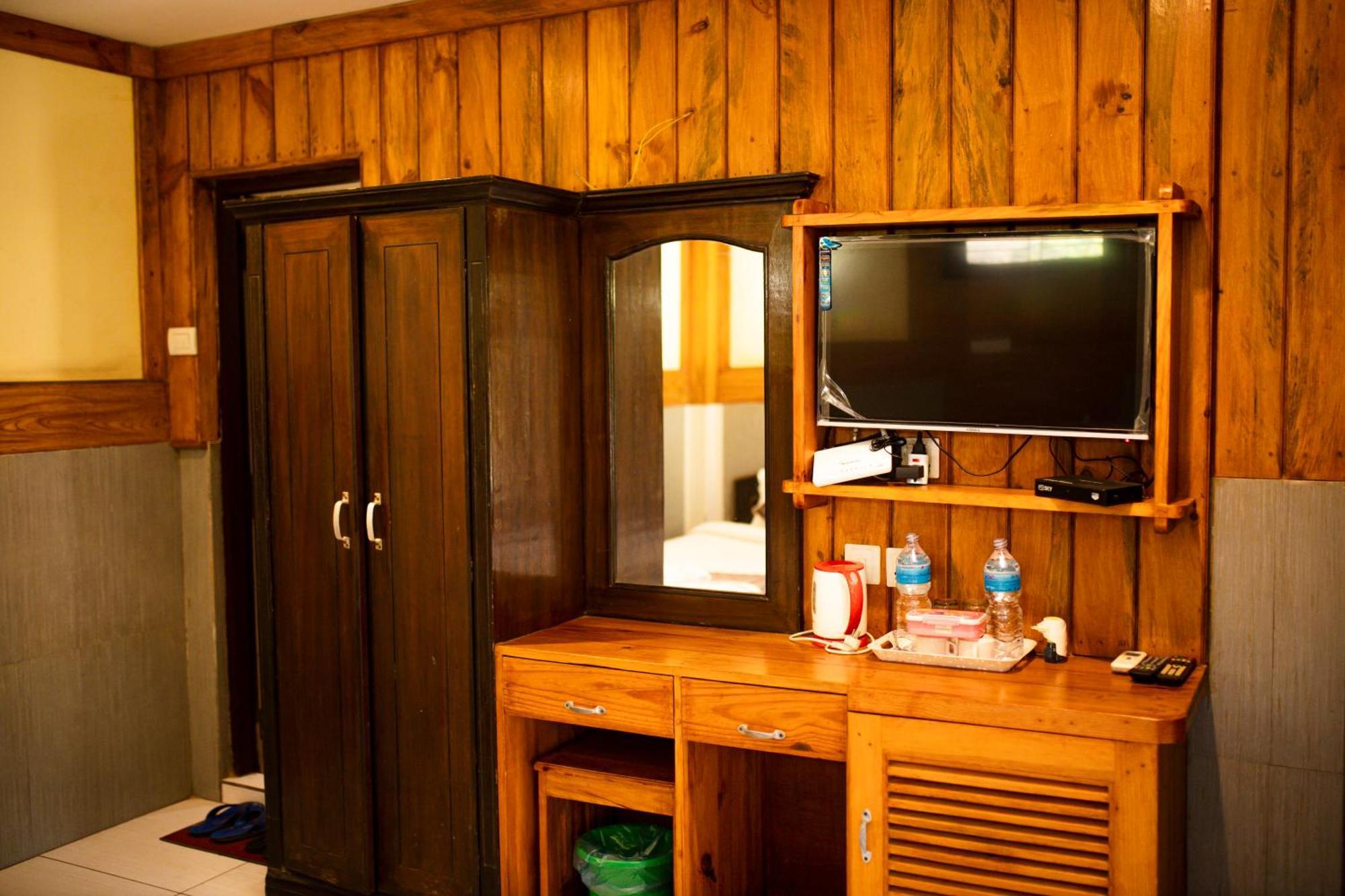 Chitwan Riverside Resort Саураха Экстерьер фото