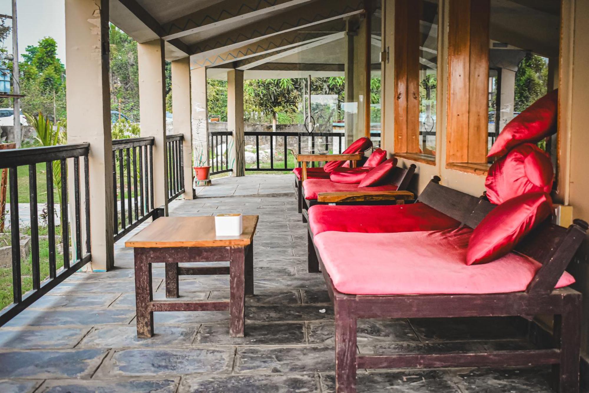 Chitwan Riverside Resort Саураха Экстерьер фото