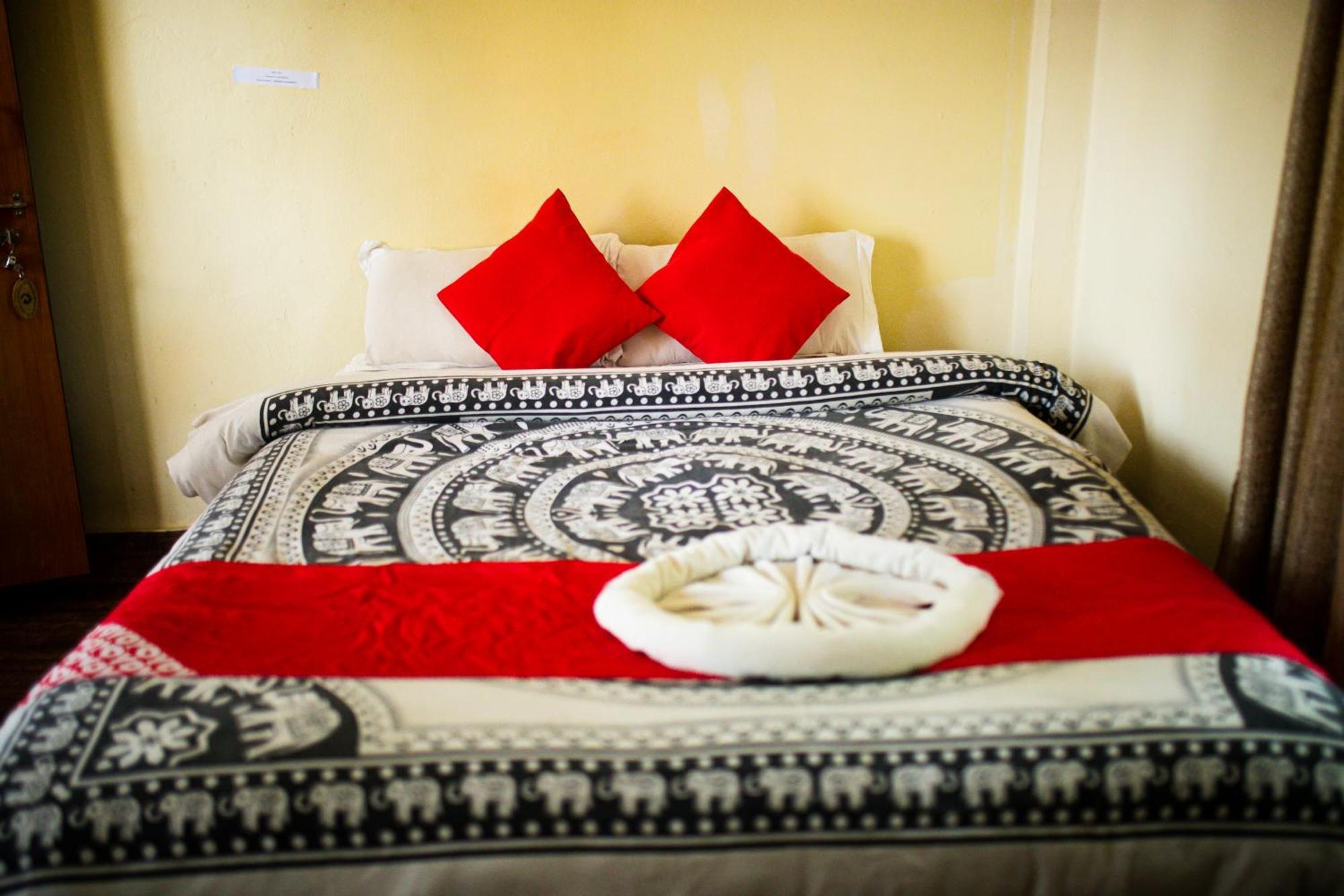 Chitwan Riverside Resort Саураха Экстерьер фото