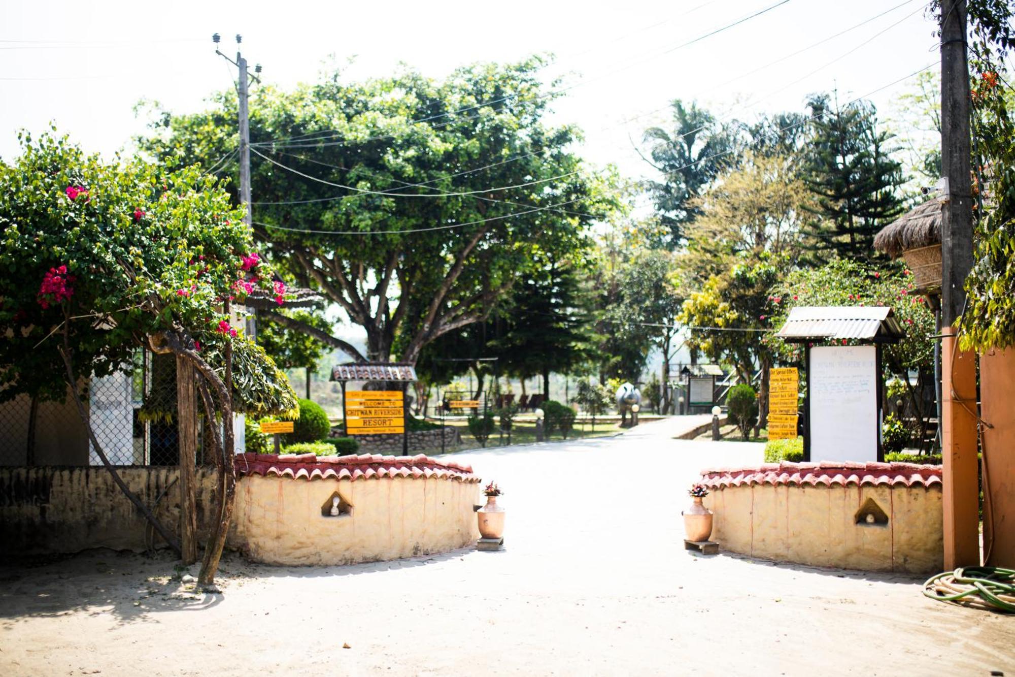 Chitwan Riverside Resort Саураха Экстерьер фото