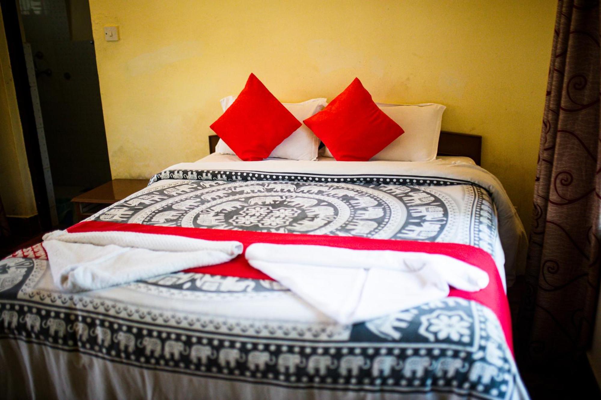 Chitwan Riverside Resort Саураха Экстерьер фото