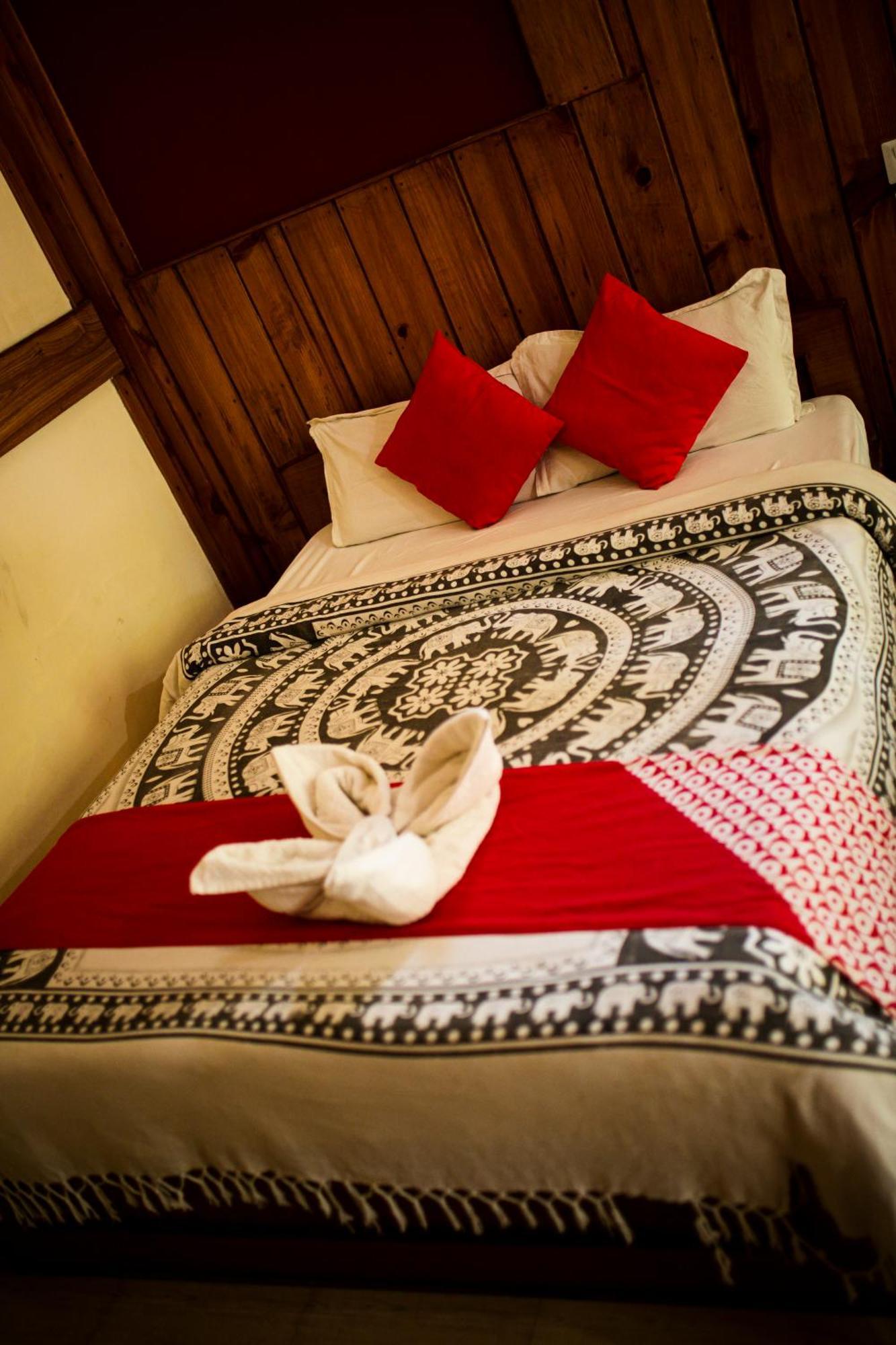 Chitwan Riverside Resort Саураха Экстерьер фото