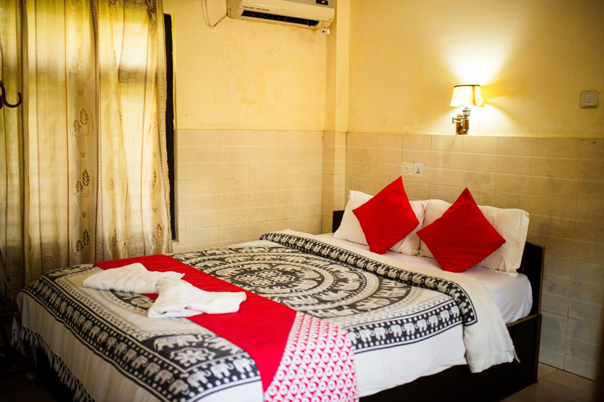 Chitwan Riverside Resort Саураха Экстерьер фото
