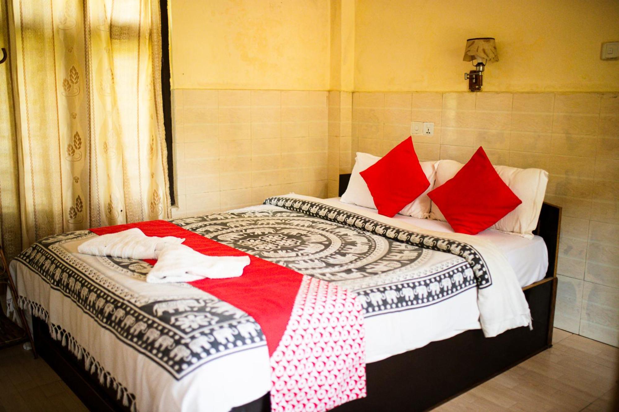 Chitwan Riverside Resort Саураха Экстерьер фото