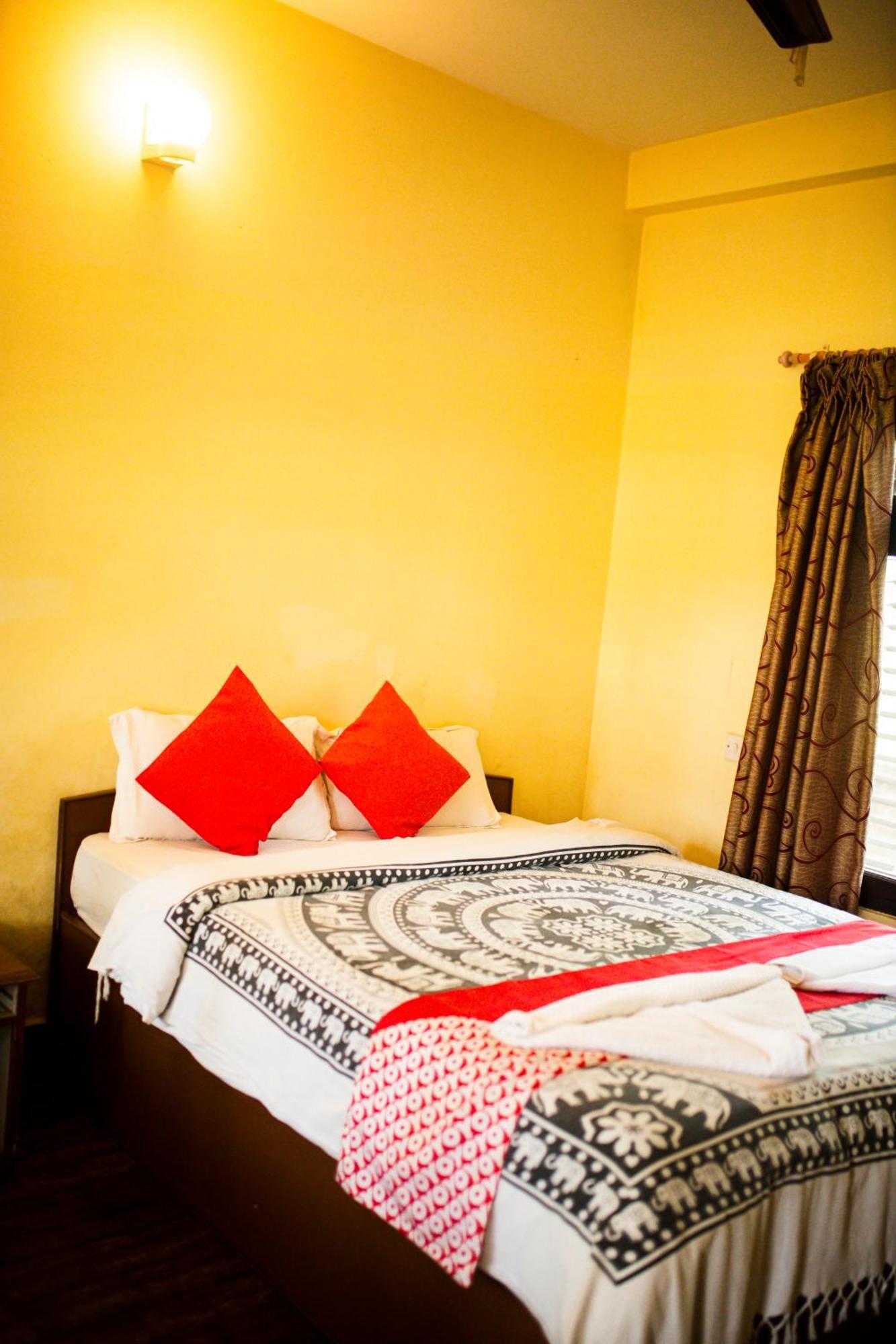 Chitwan Riverside Resort Саураха Экстерьер фото