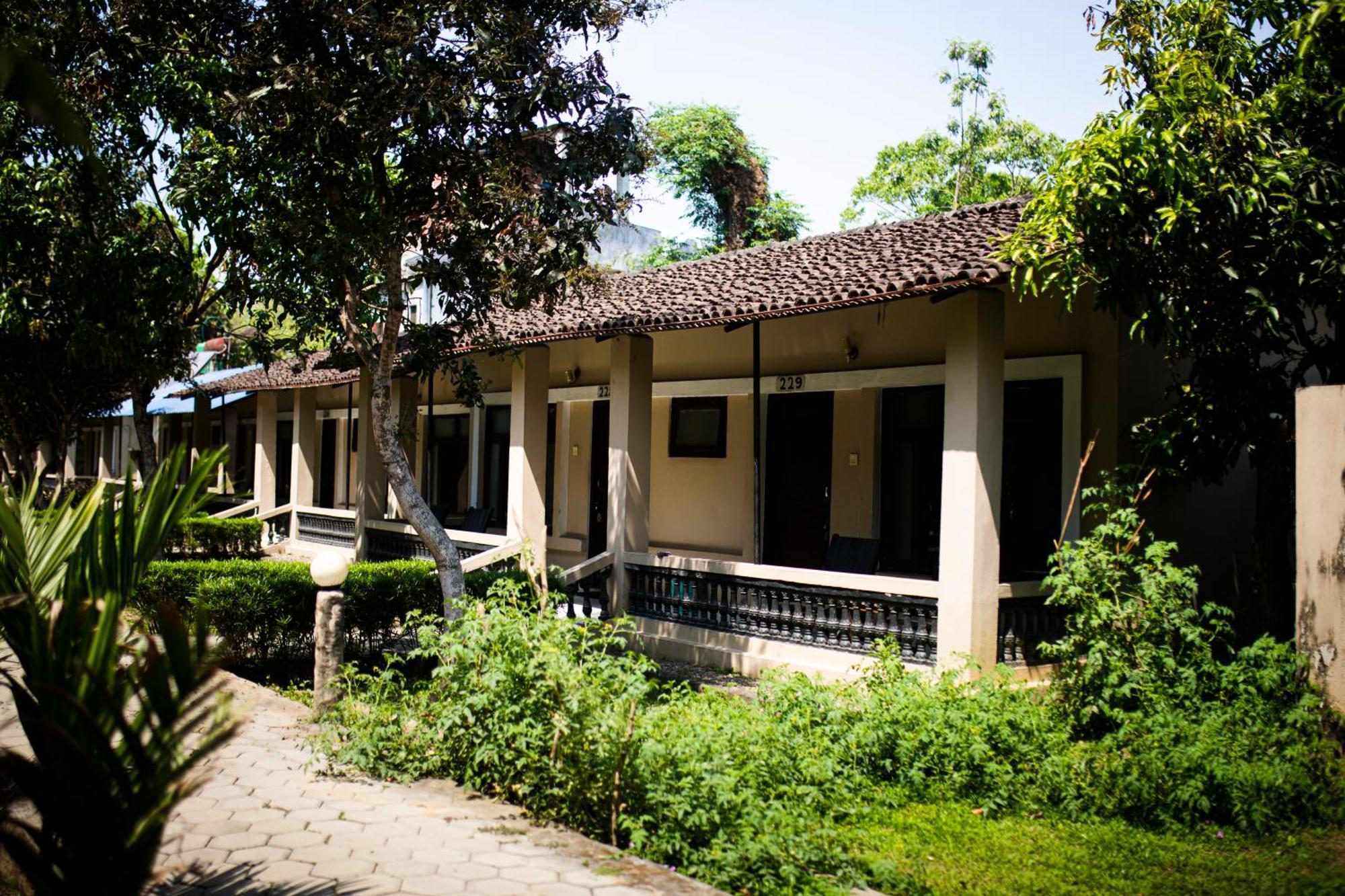 Chitwan Riverside Resort Саураха Экстерьер фото