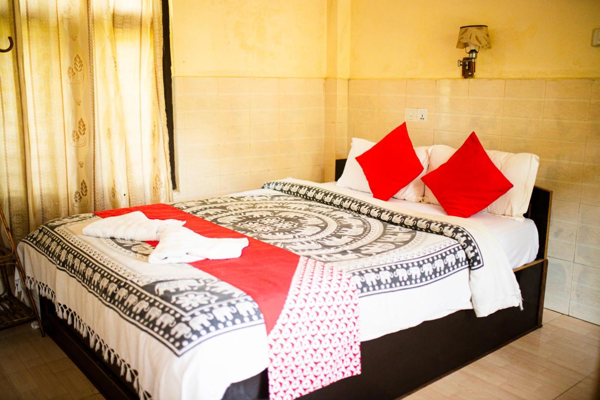 Chitwan Riverside Resort Саураха Экстерьер фото