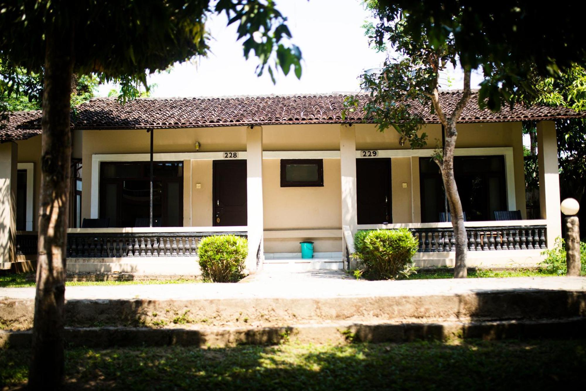 Chitwan Riverside Resort Саураха Экстерьер фото