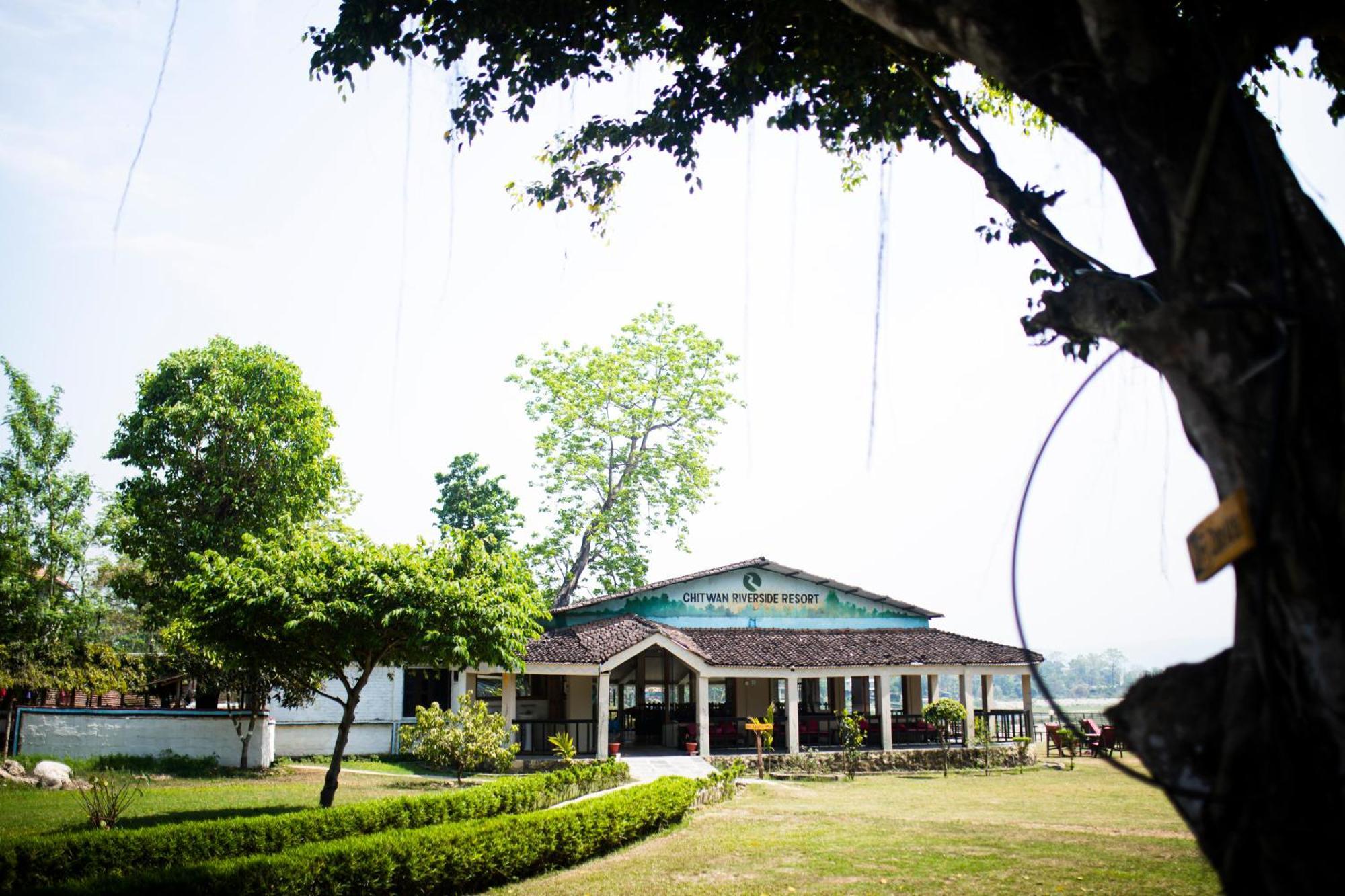 Chitwan Riverside Resort Саураха Экстерьер фото