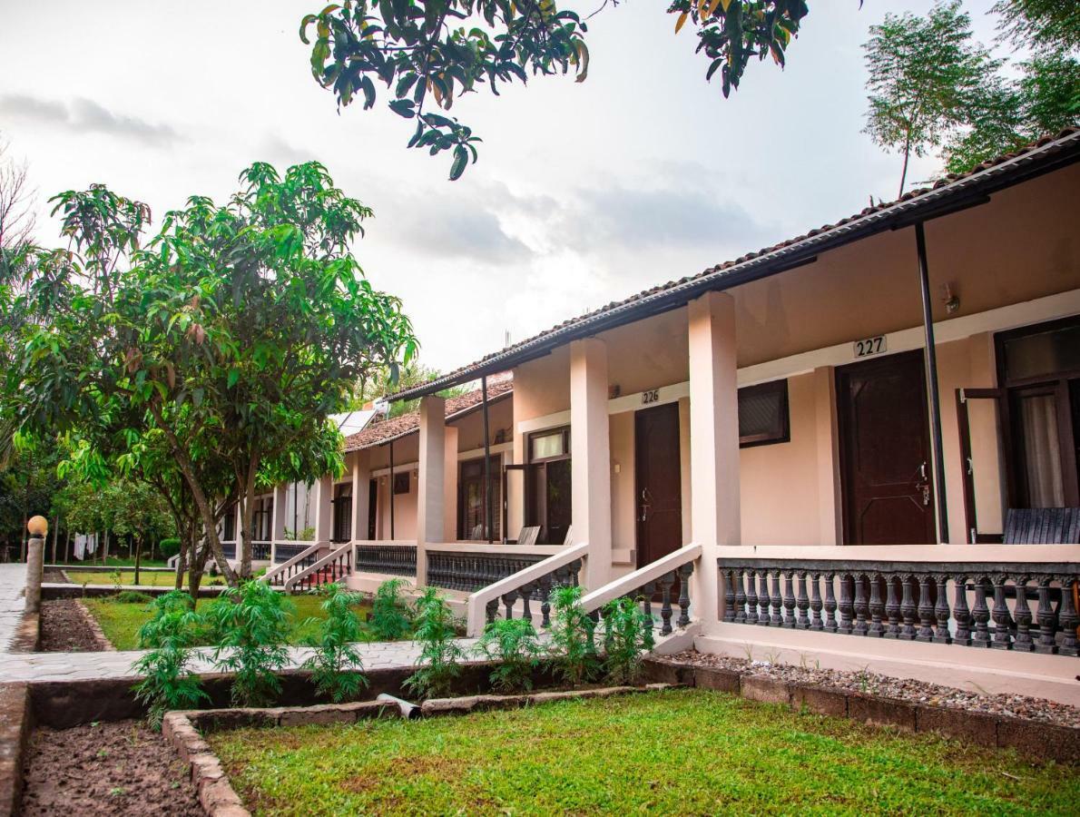 Chitwan Riverside Resort Саураха Экстерьер фото