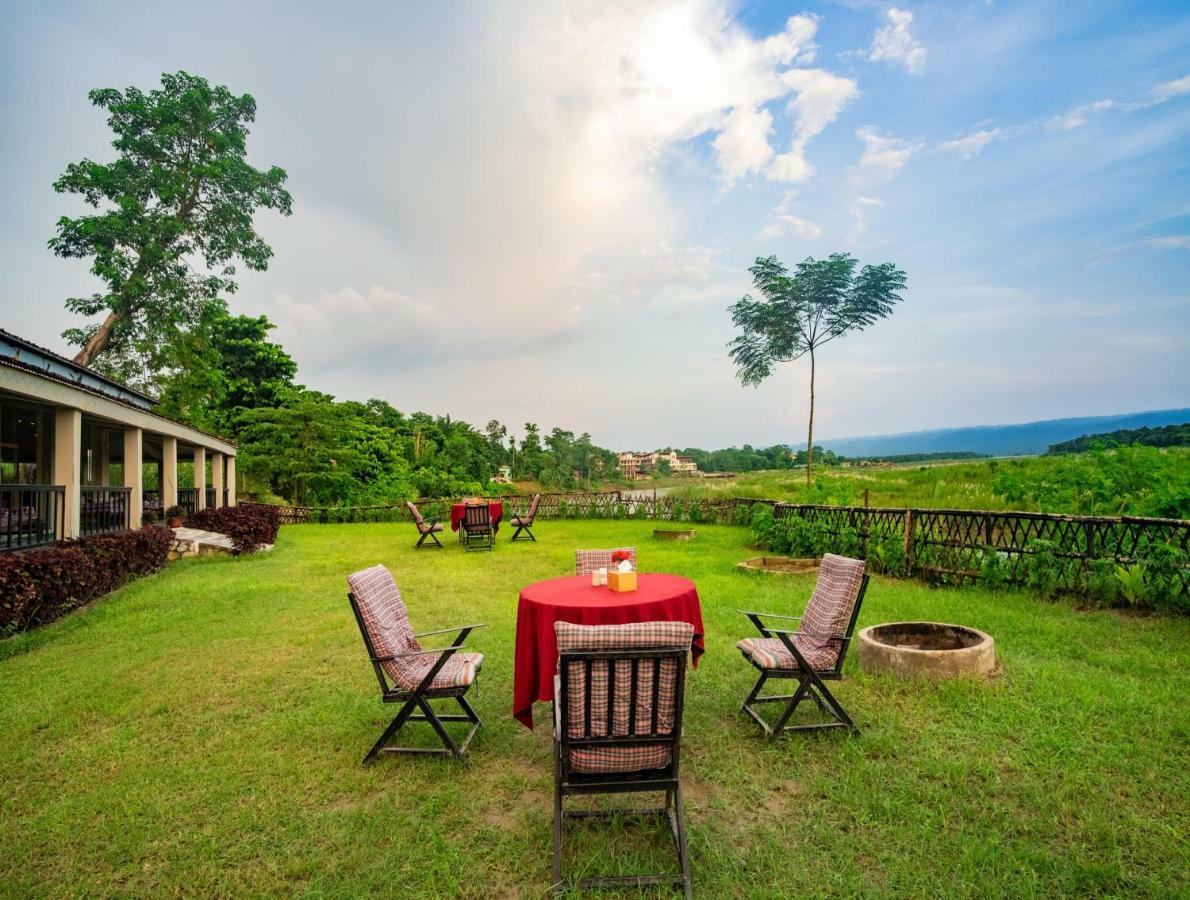 Chitwan Riverside Resort Саураха Экстерьер фото