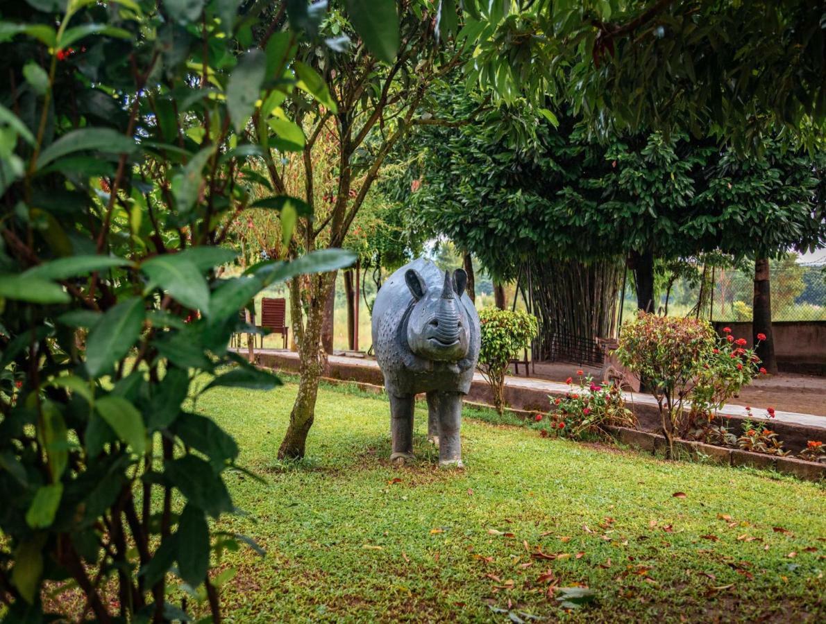Chitwan Riverside Resort Саураха Экстерьер фото