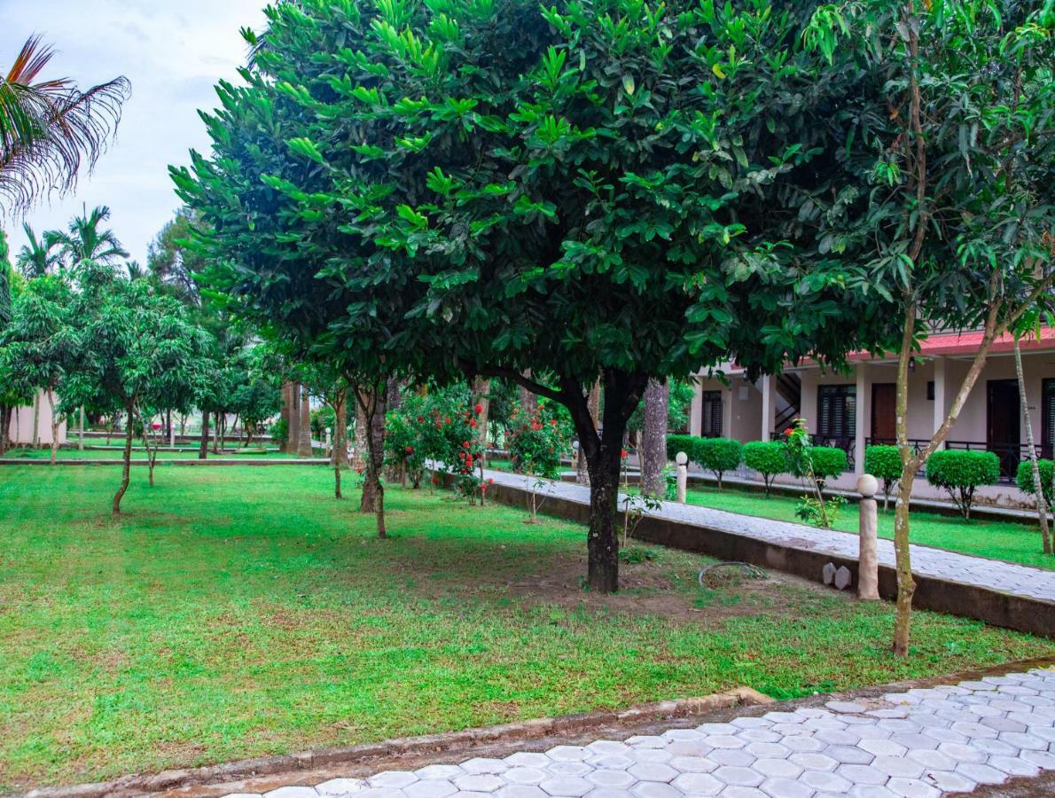Chitwan Riverside Resort Саураха Экстерьер фото
