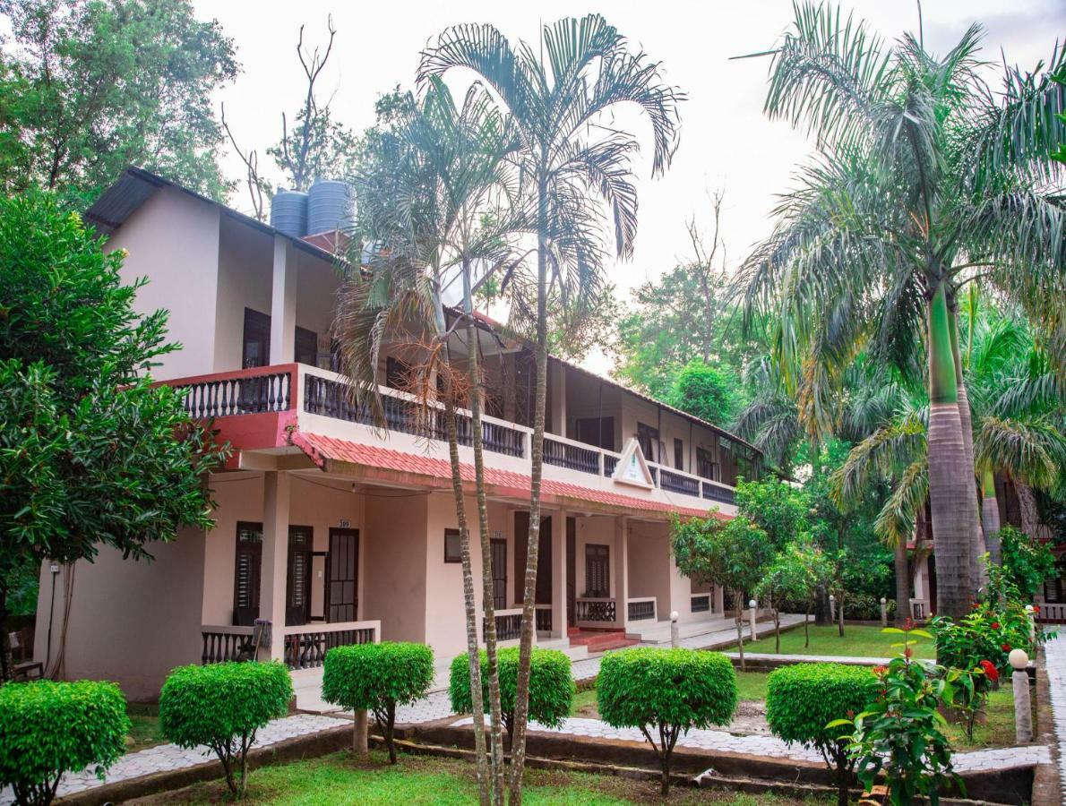 Chitwan Riverside Resort Саураха Экстерьер фото