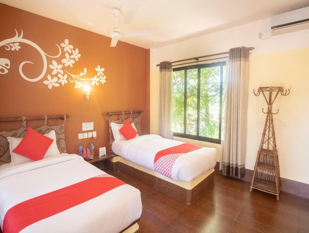 Chitwan Riverside Resort Саураха Экстерьер фото