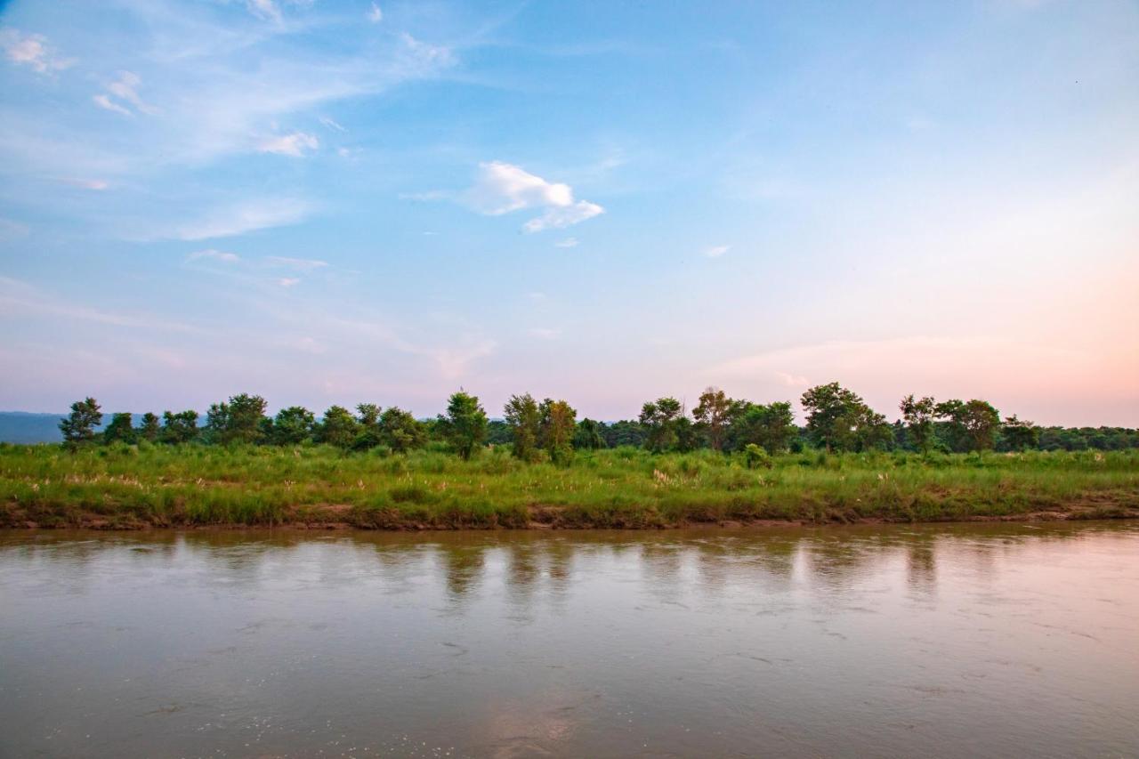 Chitwan Riverside Resort Саураха Экстерьер фото