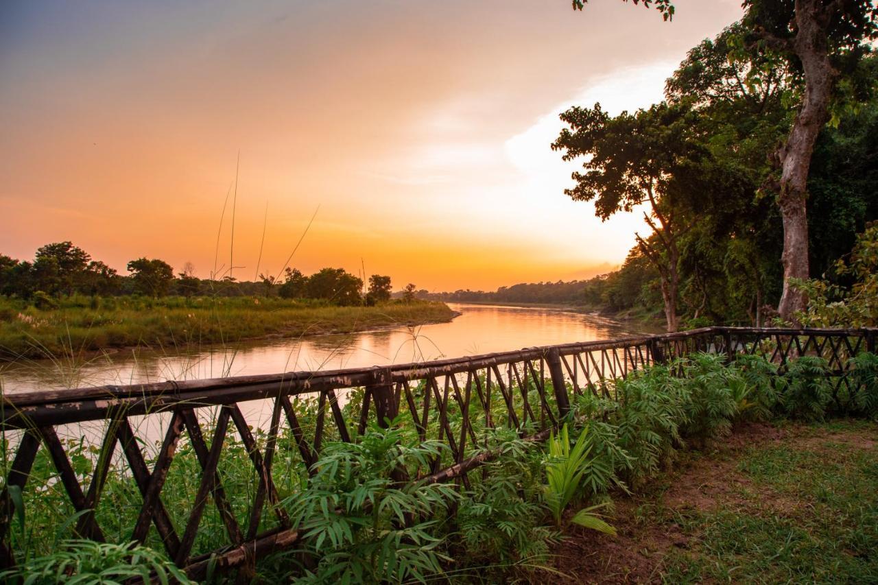 Chitwan Riverside Resort Саураха Экстерьер фото