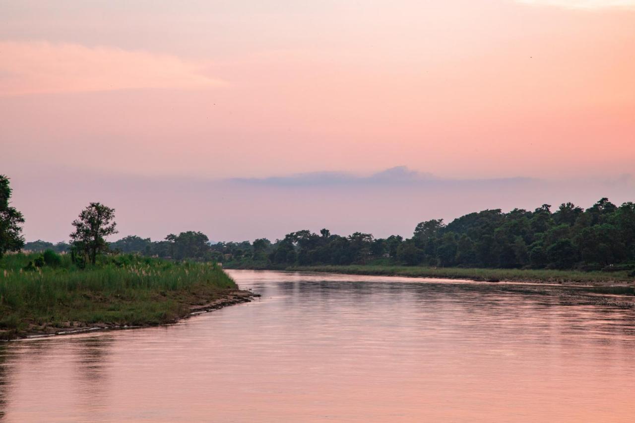 Chitwan Riverside Resort Саураха Экстерьер фото