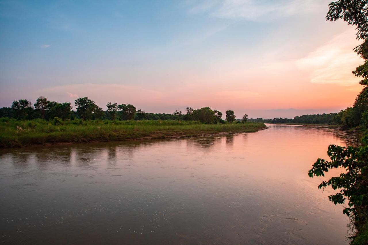Chitwan Riverside Resort Саураха Экстерьер фото